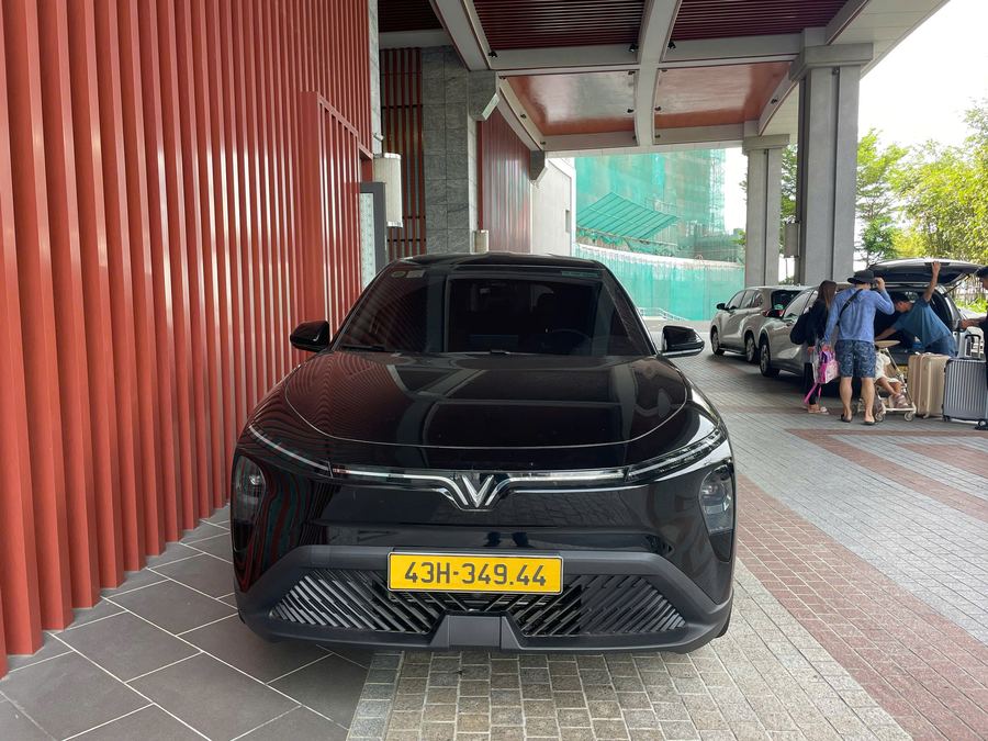 검은색 VinFast SUV