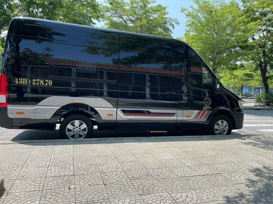 검은색 현대 쏠라티 16인승